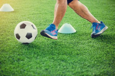 futbolcu mavi spor ayakkabı koşu için attı bulanık topu 