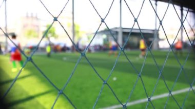 Futbol alanında oynama ve futbol oyunu eğitim bulanık futbolcular ile mesh. Futbol ya da futbol Eğitim Akademisi.