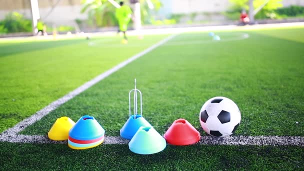 Pelota Fútbol Conos Marcador Están Césped Artificial Verde Con Futbolistas — Vídeos de Stock