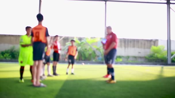 Entrenador Borroso Pie Tocar Las Manos Con Jugador Fútbol Infantil — Vídeo de stock