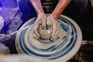 çanak çömlek, atölye, Seramik Sanat kavramı - portre erkek ellerinde 