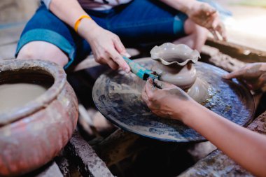 Birlikte zorlaştırıyor. potter öğretmen ve kadını elinde yakın çekim