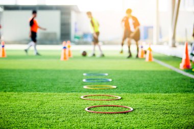 Yüzük merdiven marker ve koni için seçici odak çoğu futbol traini