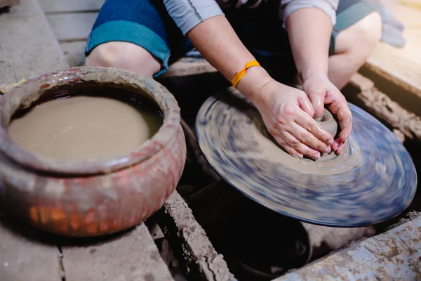 Woman moulding clay on pottery wheel. — Stock Photo, Image