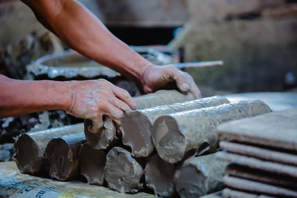 Vorbereitung auf die Arbeit aus weißer Tonerde. Schneiden von Zylinderton für sc — Stockfoto