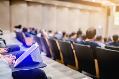Auditorium hissedarlar toplantısı veya seminer etkinlik için bulanık