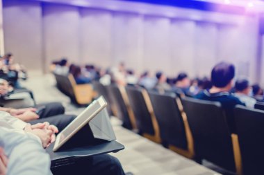 Auditorium hissedarlar toplantısı veya seminer etkinlik için bulanık