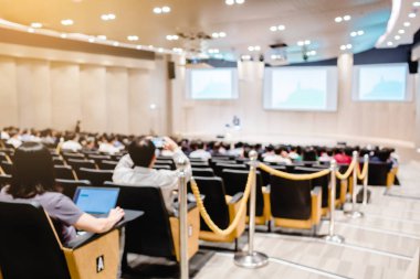 Auditorium hissedarlar toplantısı veya seminer etkinlik için bulanık