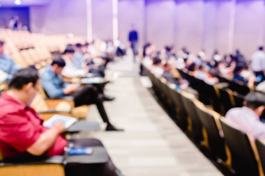 Auditorium hissedarlar toplantısı veya seminer etkinlik için bulanık