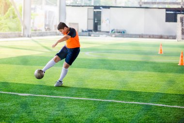 Asya çocuk futbol oyuncusu sanat hedefe sıçrama topu ateş