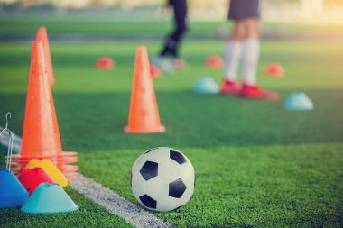 yeşil suni çim üzerinde futbol ve futbol eğitim ekipmanları