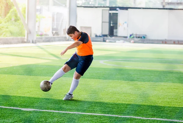 Il ragazzo asiatico giocatore di calcio sparare palla rimbalzo a gol sull'arte — Foto Stock