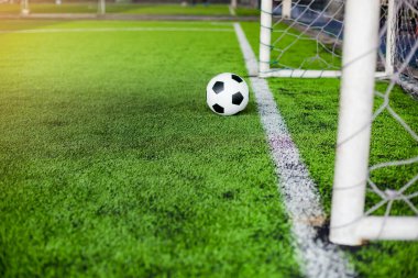 yeşil yapay çim üzerinde bulanık futbol topu hedefe hareket fron