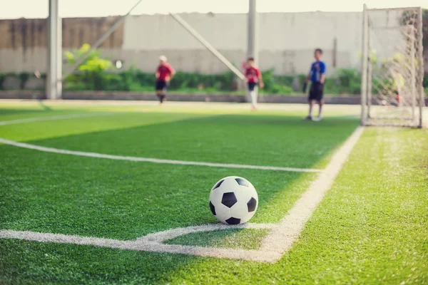 축구 필드의 구석에 있는 녹색 인조 잔디에 축구 공 — 스톡 사진