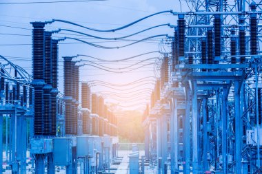Elektrik iletim hatları, yüksek voltaj güç transforme