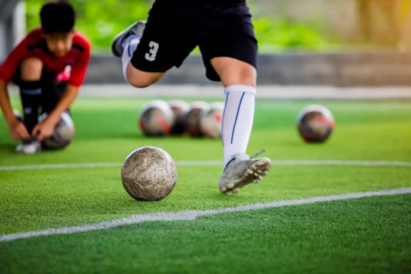 Miúdo jogador de futebol velocidade correr para atirar bola para gol em artificial — Fotografia de Stock