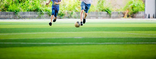 Borrosa Kid fútbol y papá están jugando pelota en el césped artificial — Foto de Stock