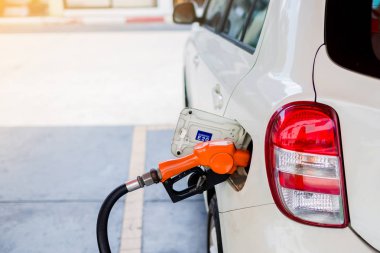 Benzin istasyonunda yakıt ile beyaz araba dolum el.