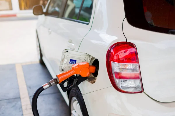 Hand betankt das weiße Auto an der Tankstelle. — Stockfoto