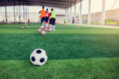 bulanık futbol takımı traini ile yeşil yapay çim futbol