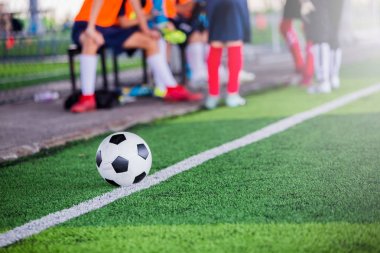 bulanık futbolcular ile yeşil yapay çim futbol topu