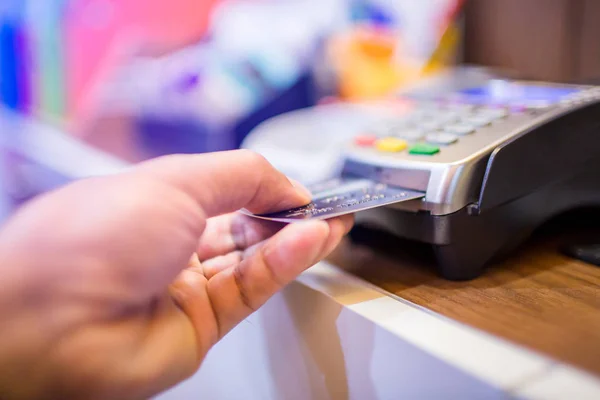 Hand zet creditcard in sleuf van creditcard lezer, creditcard — Stockfoto