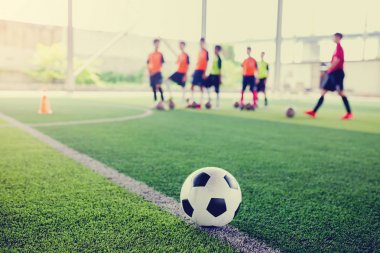 bulanık futbol takımı traini ile yeşil yapay çim futbol