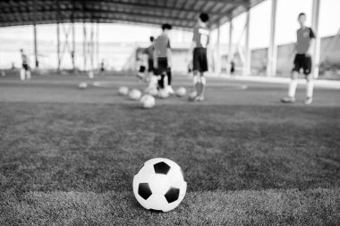 yeşil suni çim futbol siyah beyaz görüntü ile 