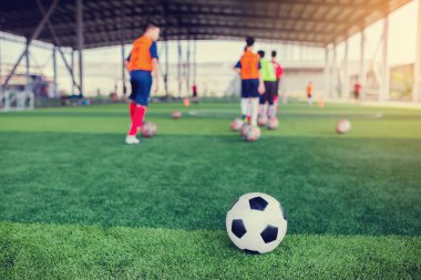 bulanık futbol takımı traini ile yeşil yapay çim futbol