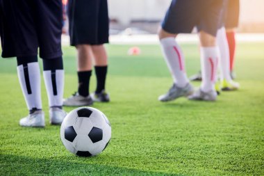 bulanık futbolcular ile yeşil yapay çim futbol topu