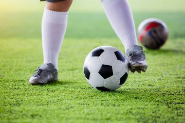 çocuk futbolcu kontrol topu ile koşu hedefe ateş etmek 