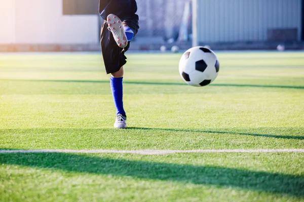 El niño asiático jugador de fútbol disparar pelota de rebote en césped artificial — Foto de Stock