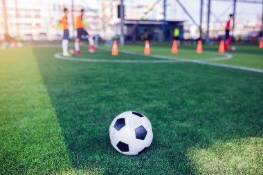 bulanık futbol takımı traini ile yeşil yapay çim futbol