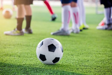 bulanık futbolcular ile yeşil yapay çim futbol topu 