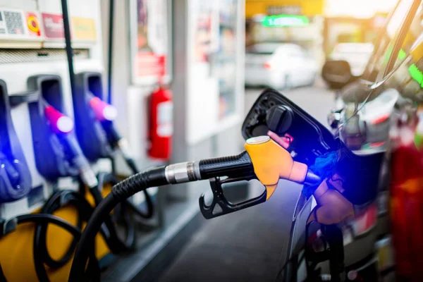 Hand betankt den weißen Pickup mit Kraftstoff an der Tankstelle — Stockfoto