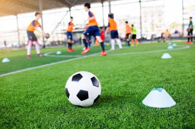 Blur ile yeşil suni çim üzerinde Marker koniler arasında futbol