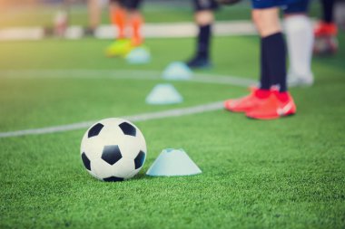 Blur ile yeşil suni çim üzerinde Marker koniler arasında futbol