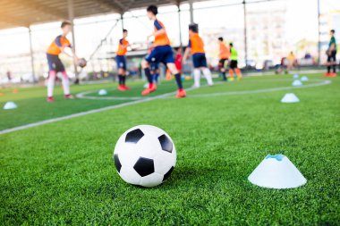 Blur ile yeşil suni çim üzerinde Marker koniler arasında futbol