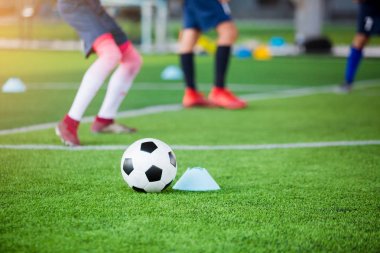 Blur ile yeşil suni çim üzerinde Marker koniler arasında futbol