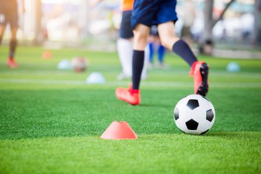 Blur ile yeşil suni çim üzerinde Marker koniler arasında futbol