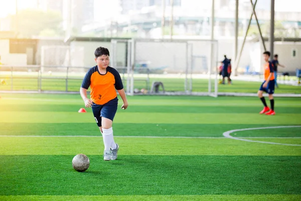 Jugador de fútbol carrera de velocidad para disparar pelota a gol en césped artificial — Foto de Stock