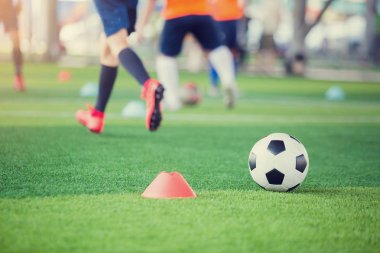 Blur ile yeşil suni çim üzerinde Marker koniler arasında futbol