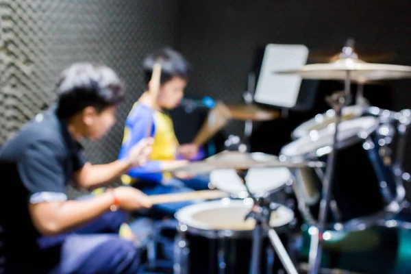 Handen van leraar met houten drumsticks begeleiden jongen in Drum Lear — Stockfoto