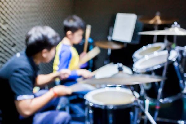 Hände des Lehrers mit hölzernen Trommelstöcken führen Jungen in Trommel lear — Stockfoto