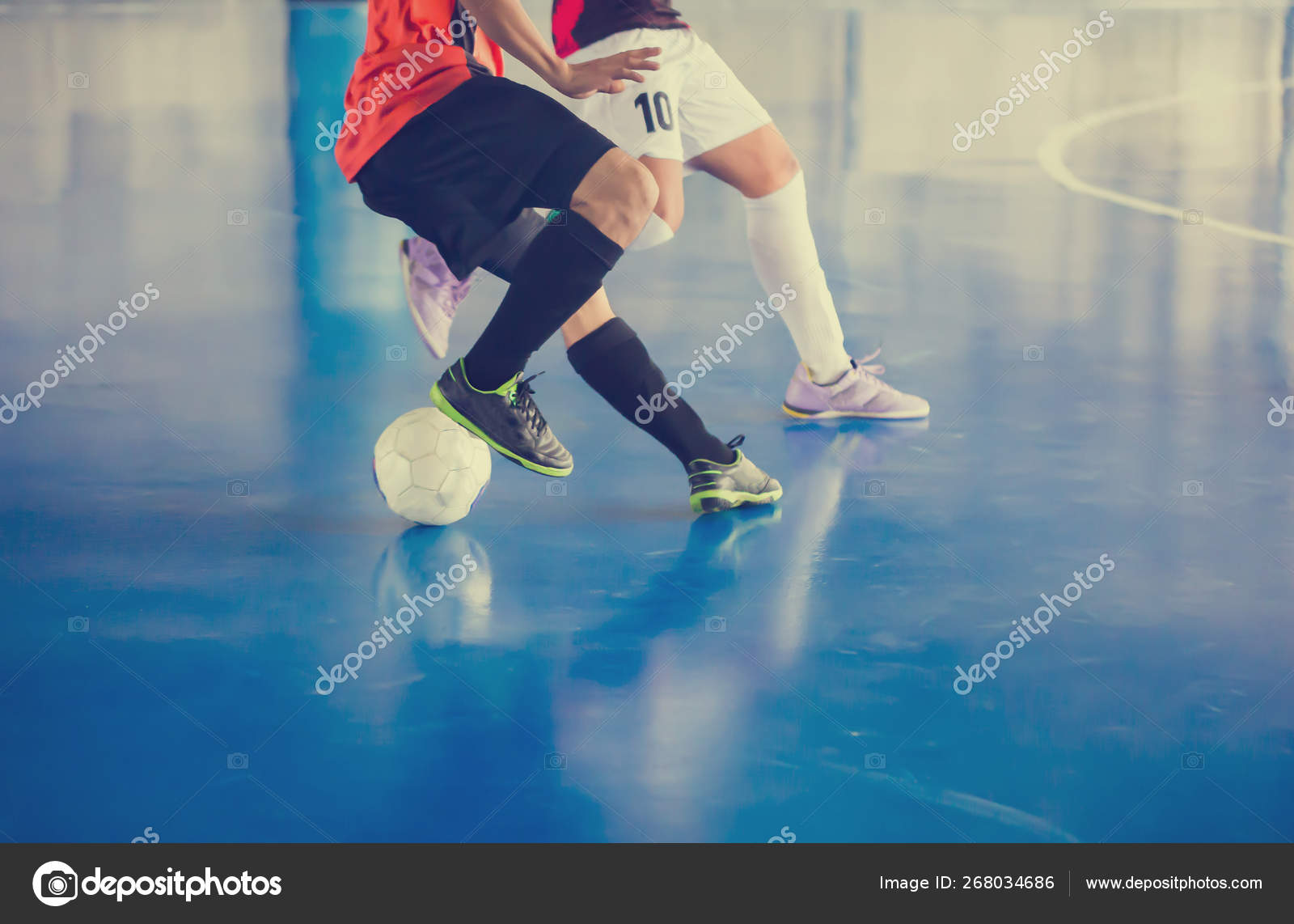 Sala de deportes de fútbol interior. Jugador de futbol, pelota, piso de  futsal. Fondo deportivo. Liga de fútbol juvenil. Jugadores de fútbol de  interior con pelota de fútbol clásica .: fotografía de