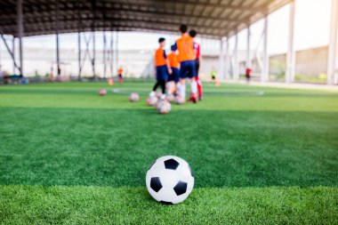 bulanık futbol takımı traini ile yeşil yapay çim futbol