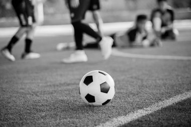 Suni sahada futbol topunun siyah beyaz resmi 