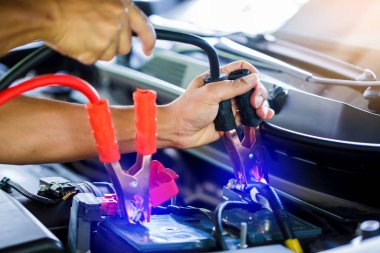 Seçici odak aracı elektrik kablolarıyla şarj ediyor.