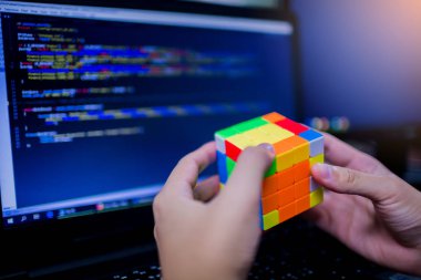Bangkok, Tayland - 15 Mayıs 2019: Programcı Rubik'in yavrusunu tutuyor