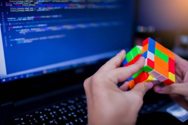 Bangkok, Tayland - 15 Mayıs 2019: Programcı Rubik'in yavrusunu tutuyor